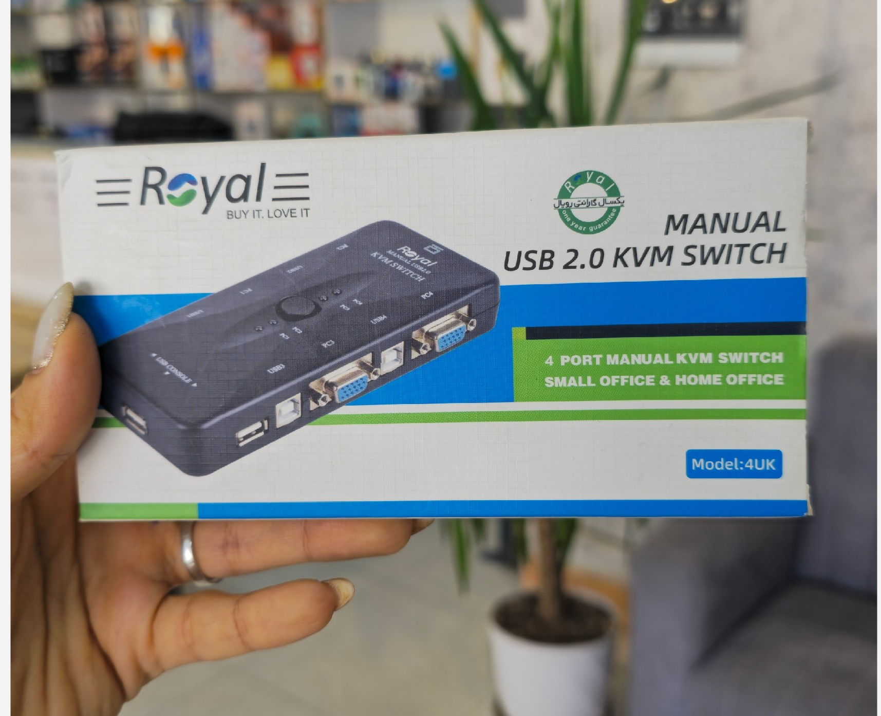 سوییچ   VGA USB 2.0 Royal KVM دارای 4 پورت خروجی است که میتوانیدبطور همزمان 4 سیستم را کنترل کنید.